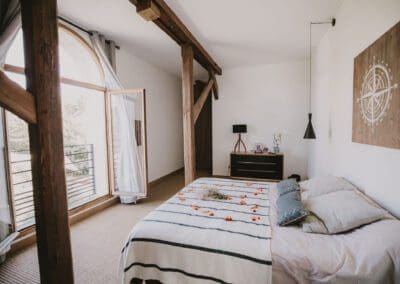 Chambre blanche du l'hôtel du Domaine d'Ares