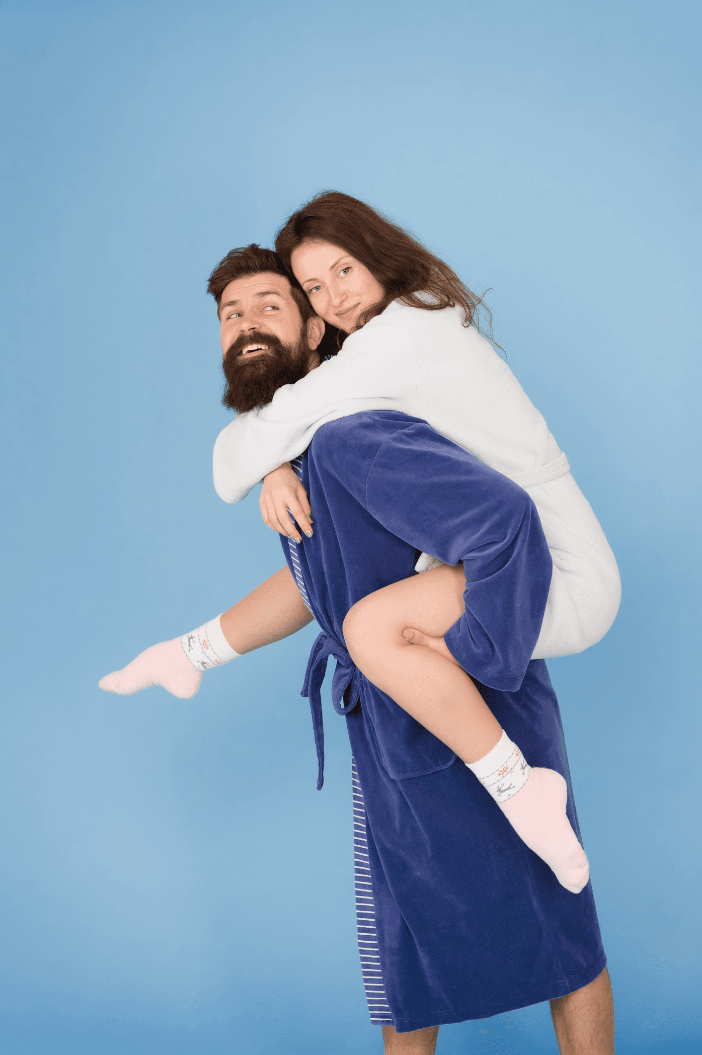 Couple en forme après avoir passé une bonne nuit sur un matelas memorypur