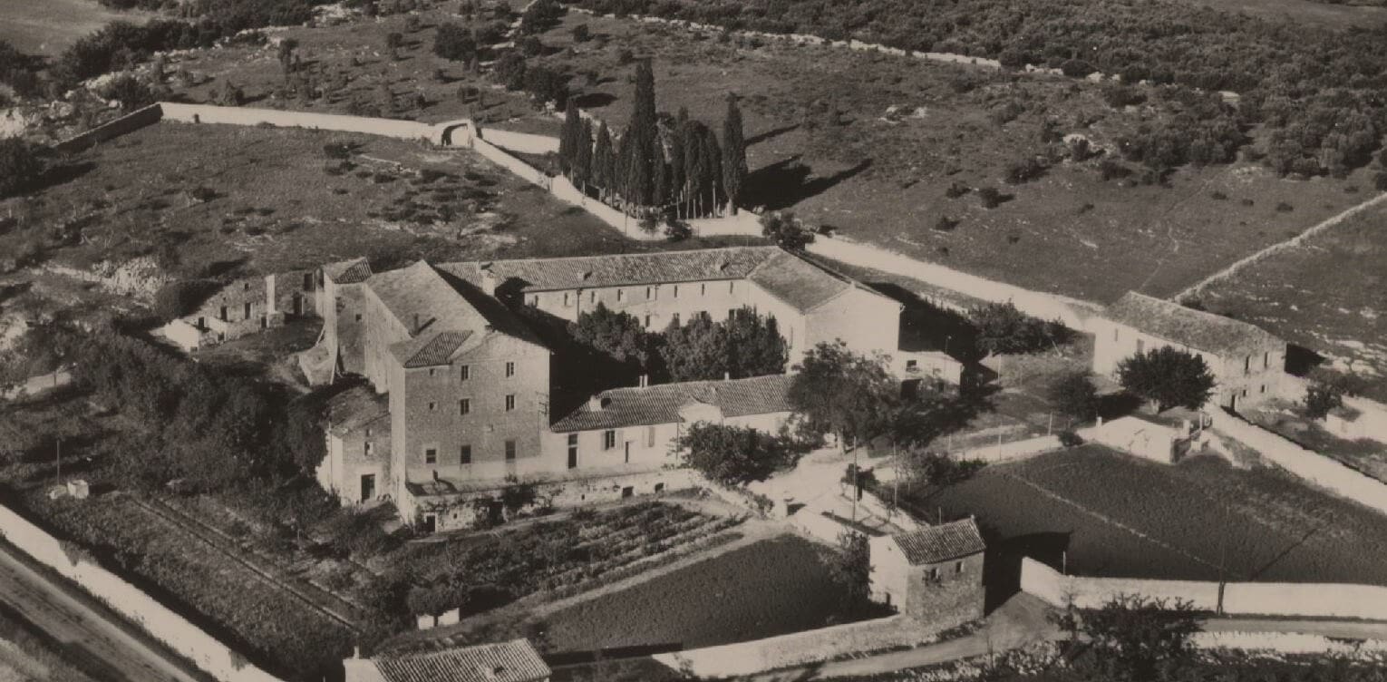 Vue aérienne de l'ancien couvent de Vagnas