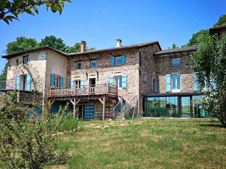 Bâtisse et jardin du Domaine de la Fée-Licité