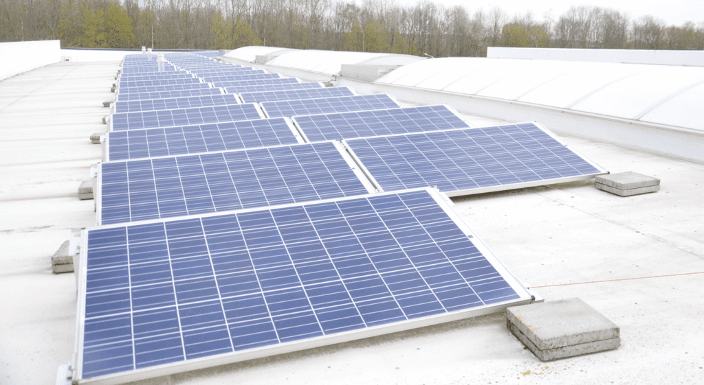 Panneaux solaires photovoltaïques sur l'entrepôt des matelas memorypur